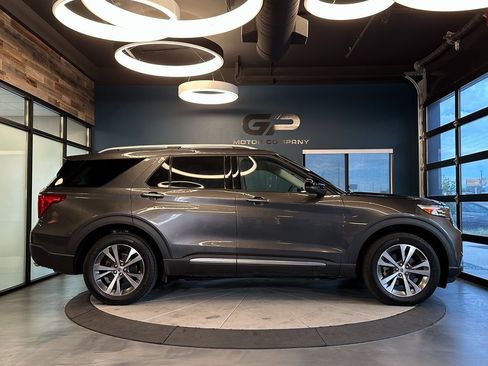 Used 2020 Ford Explorer Platinum w/ Premium Technology Package image 2