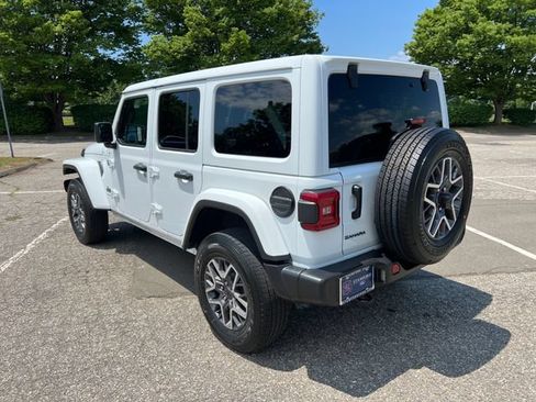 Used 2025 Jeep Wrangler Unlimited Sahara AWD/4WD image 7
