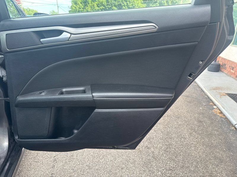 Used 2020 Ford Fusion SE FWD image 19