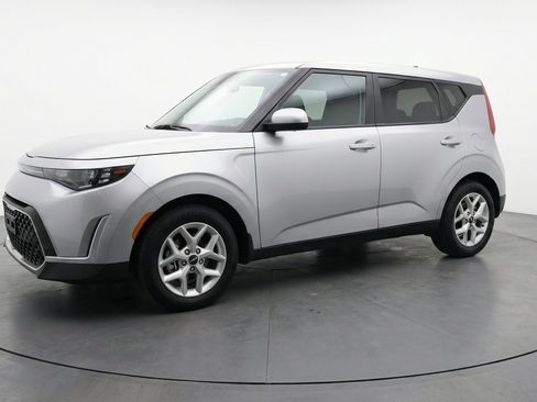 Used 2025 Kia Soul LX w/ LX Technology Package FWD image 3