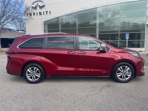 Used 2021 Toyota Sienna Limited image 2