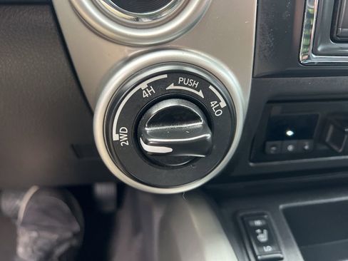 Used 2019 Nissan Titan SV w/ SV Convenience Package image 55