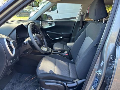 Used 2025 Kia Soul LX w/ LX Technology Package FWD image 25