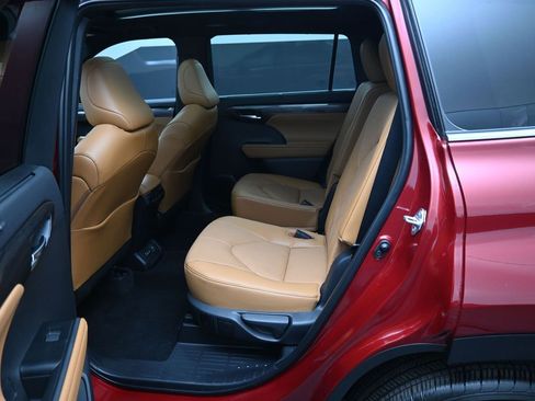 Certified 2025 Toyota Highlander LE image 33