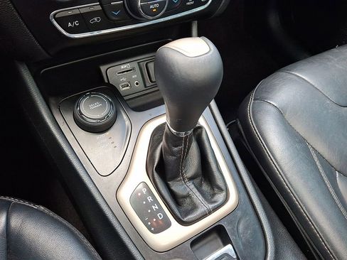 Used 2016 Jeep Cherokee Limited AWD/4WD image 4