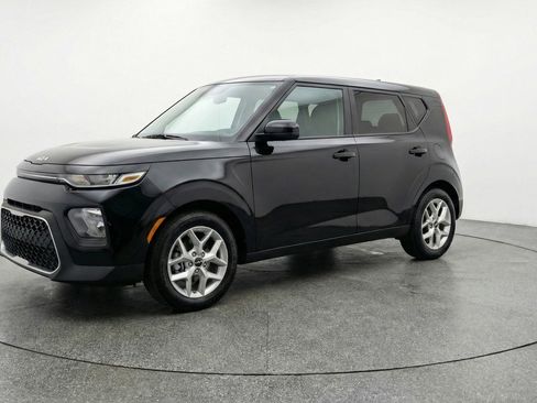 Used 2025 Kia Soul LX w/ LX Technology Package image 3