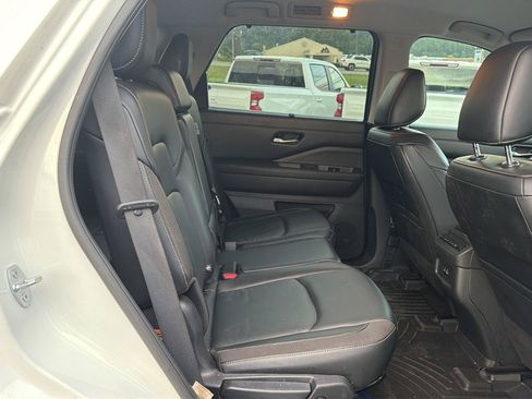 Used 2022 Nissan Pathfinder SL FWD image 16