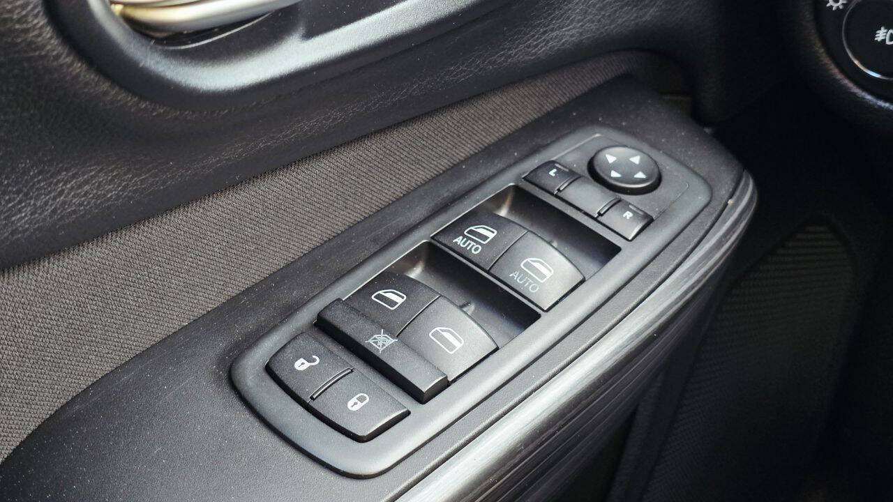 Used 2015 Jeep Cherokee Latitude w/ Cold Weather Group AWD/4WD image 28