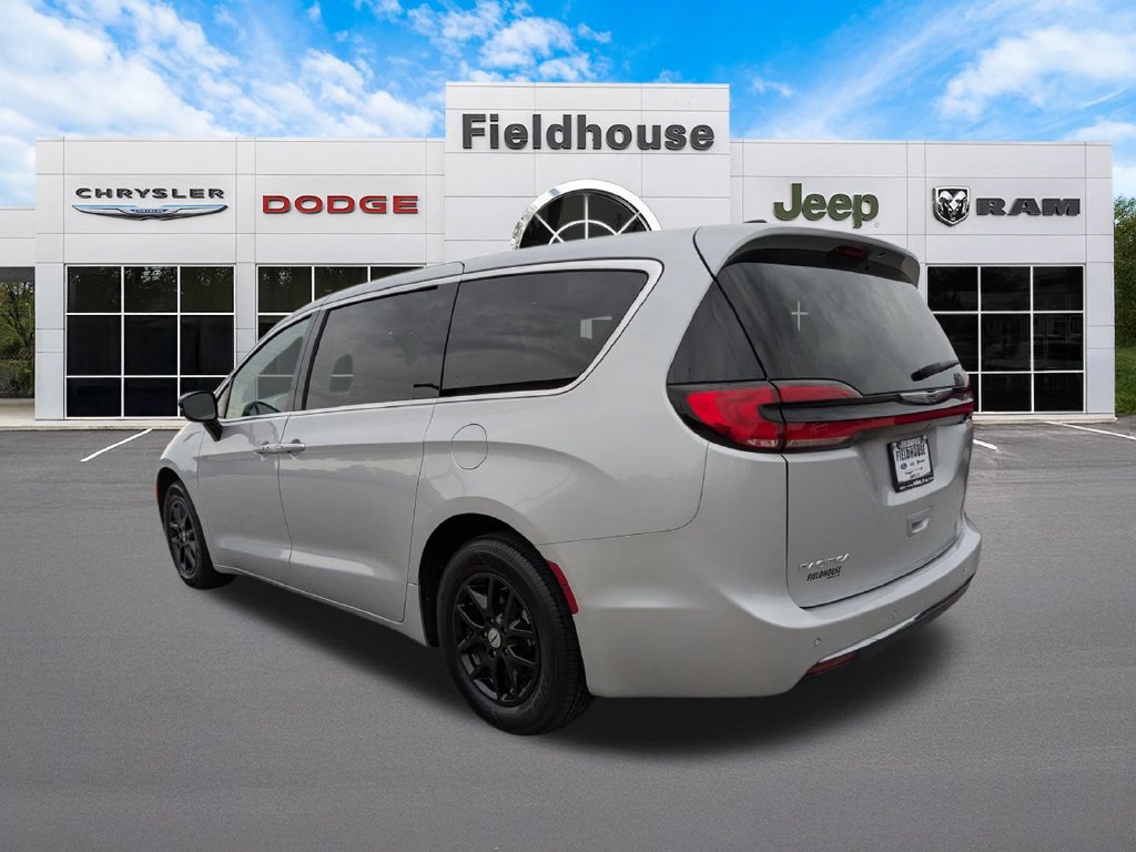 Used 2024 Chrysler Pacifica Touring-L FWD image 6