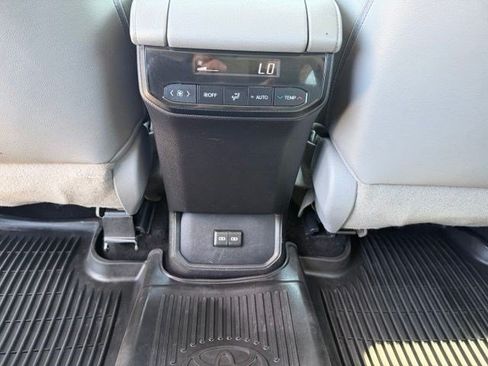 Used 2022 Toyota Highlander XLE AWD/4WD image 30
