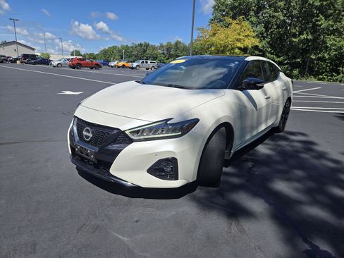 Used 2023 Nissan Maxima SR w/ Sport Mat Group FWD image 4