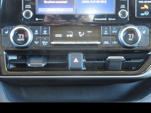 Used 2020 Toyota Highlander XLE image 26