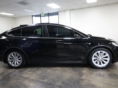 Used 2018 Tesla Model X 75D image 8