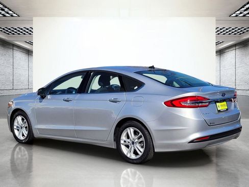 Used 2018 Ford Fusion SE w/ Fusion SE Technology Package image 9