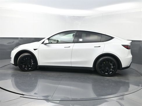 Used 2024 Tesla Model Y Long Range image 40