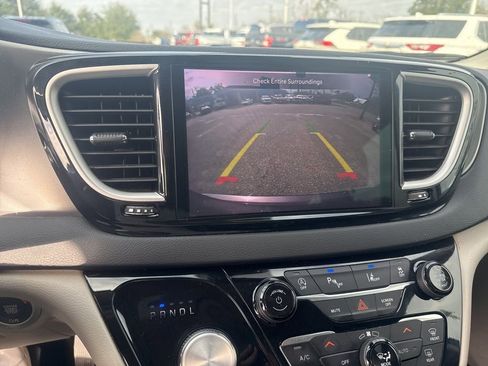 Used 2023 Chrysler Pacifica Touring-L image 19