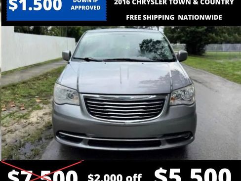 Used 2016 Chrysler Town & Country Touring image 2