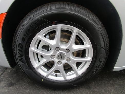 Used 2024 Chrysler Pacifica Touring-L image 2