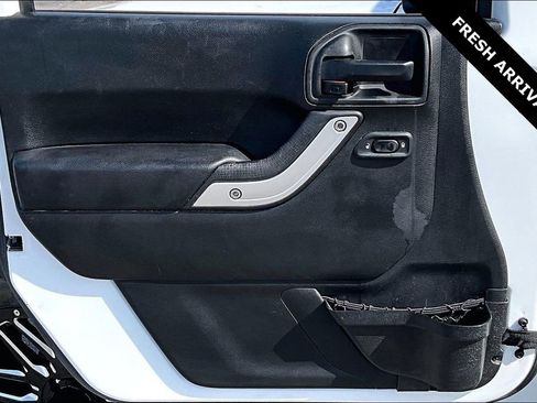 Used 2018 Jeep Wrangler Unlimited Sahara w/ Connectivity Group AWD/4WD image 19