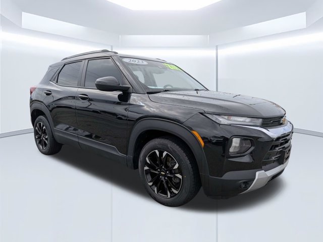 Used 2023 Chevrolet TrailBlazer LT FWD image 2