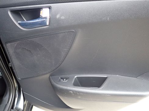 Used 2016 Hyundai Veloster image 33