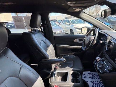 Used 2019 Chrysler Pacifica Touring-L Plus w/ Advanced Safetytec Group image 19