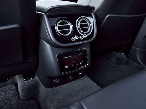 Used 2022 Bentley Bentayga image 48