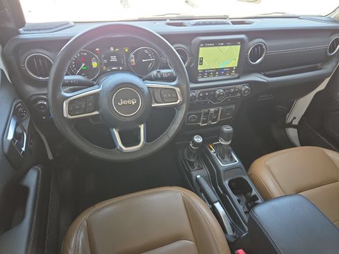 Used 2023 Jeep Wrangler Unlimited Sahara w/ Cold Weather Group AWD/4WD image 11