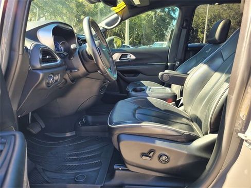 Used 2020 Chrysler Pacifica Limited w/ Advanced Safetytec Group image 11