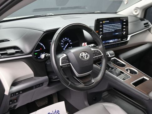 Used 2022 Toyota Sienna XLE w/ XLE Plus Package image 19