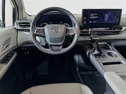 Used 2025 Toyota Sienna XLE image 22