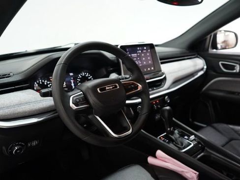 Used 2025 Jeep Compass Latitude image 17