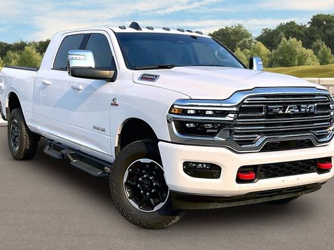 Used 2025 RAM 2500 Laramie AWD/4WD image 2
