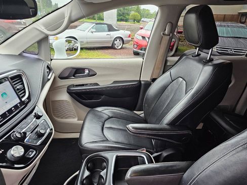 Used 2022 Chrysler Pacifica Touring-L AWD/4WD image 9