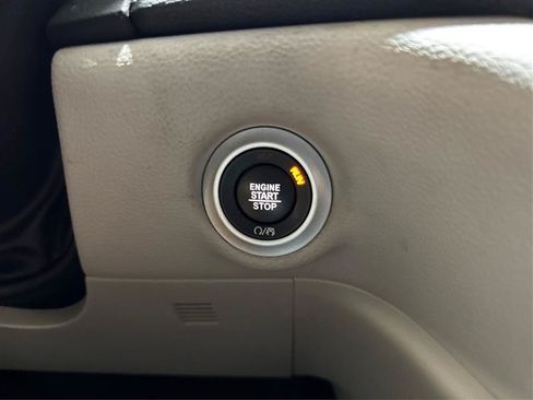 Used 2023 Chrysler Pacifica Touring-L w/ Uconnect Theater Family Group FWD image 29