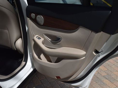 Used 2021 Mercedes-Benz GLC 300 300 4MATIC Premium Pkg Panoram image 39