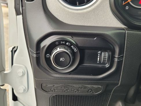 Used 2025 Jeep Wrangler Unlimited Sahara AWD/4WD image 28