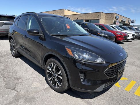 Used 2022 Ford Escape SE w/ SE Sport Appearance Package AWD/4WD image 2