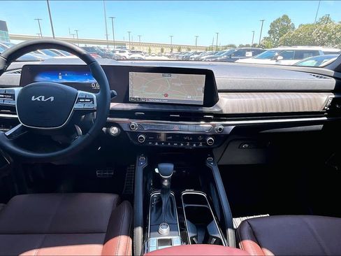 Used 2025 Kia Telluride SX w/ SX Captain's Chair Package FWD image 27