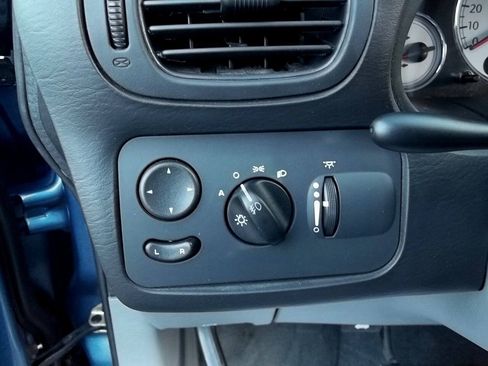 Used 2007 Chrysler Town & Country Limited FWD image 20