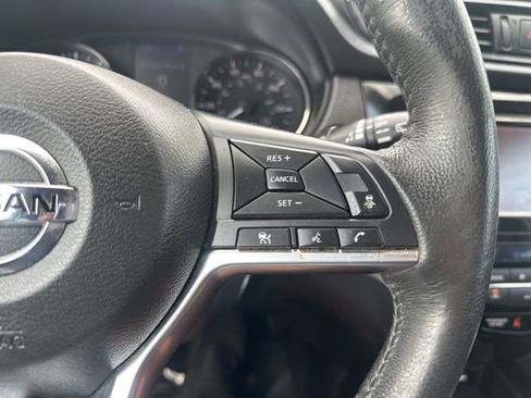 Used 2018 Nissan Rogue SV w/ Premium Package FWD image 23
