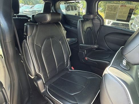 Used 2025 Chrysler Pacifica Limited FWD image 21