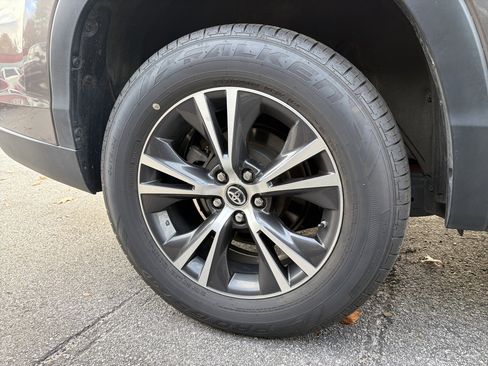 Used 2019 Toyota Highlander LE image 14