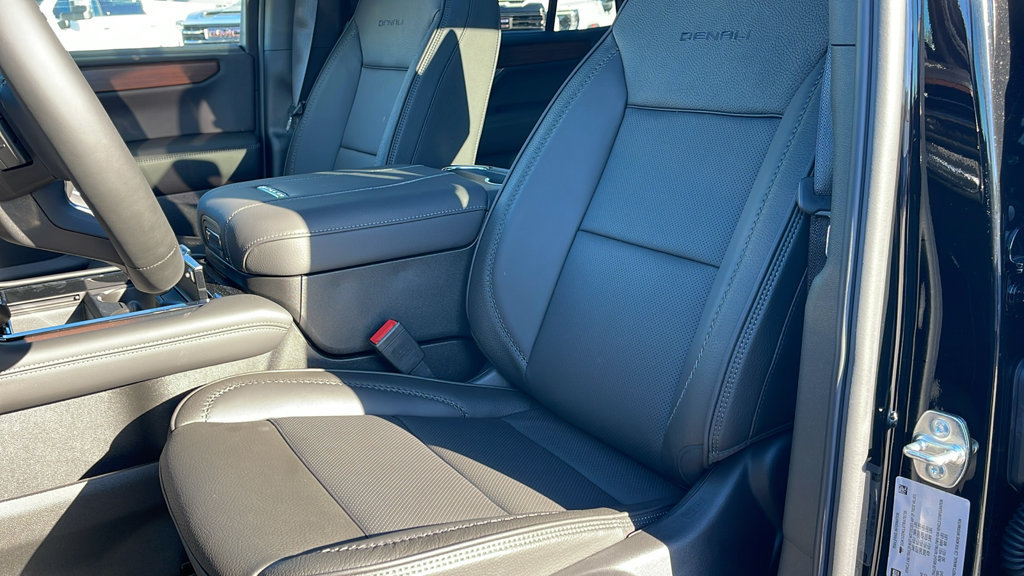 New 2026 GMC Yukon Denali w/ Denali Reserve Package AWD/4WD image 13