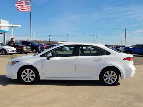 Used 2025 Toyota Corolla LE image 3