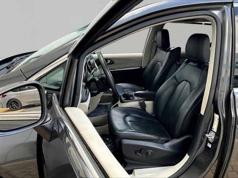 Used 2018 Chrysler Pacifica Touring-L Plus FWD image 21