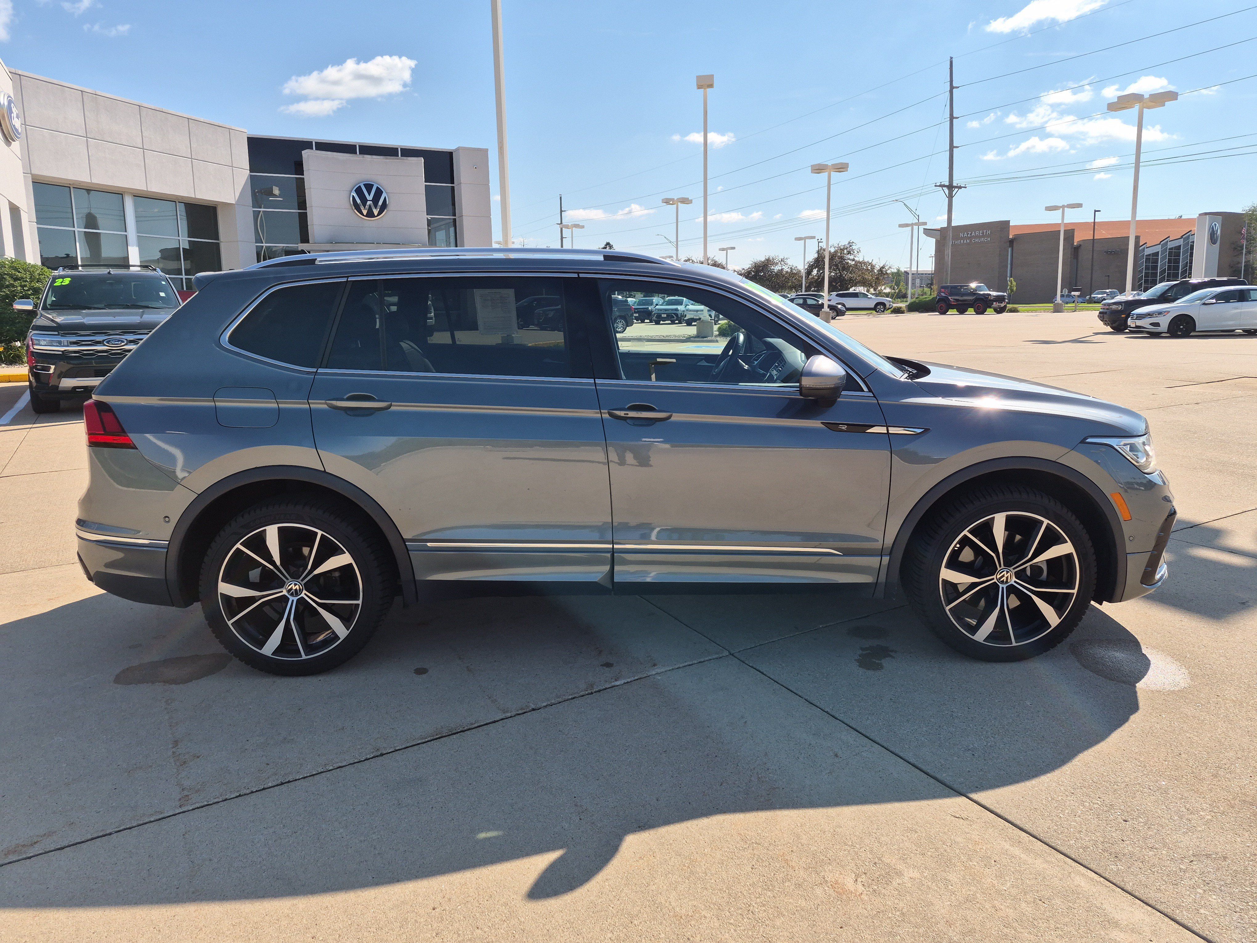 Used 2022 Volkswagen Tiguan SEL R-Line AWD/4WD image 3