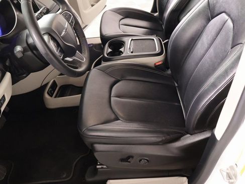 Used 2024 Chrysler Pacifica Touring-L image 10