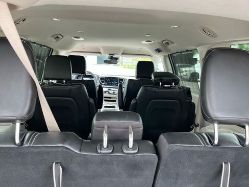 Used 2023 Chrysler Pacifica Touring-L FWD image 28