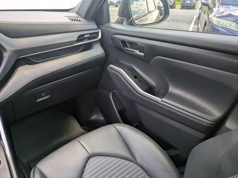 Used 2022 Toyota Highlander XSE image 19